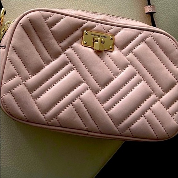 Michael Kors pink quilted crossbody 
Pristine condition - Picture 2 of 9